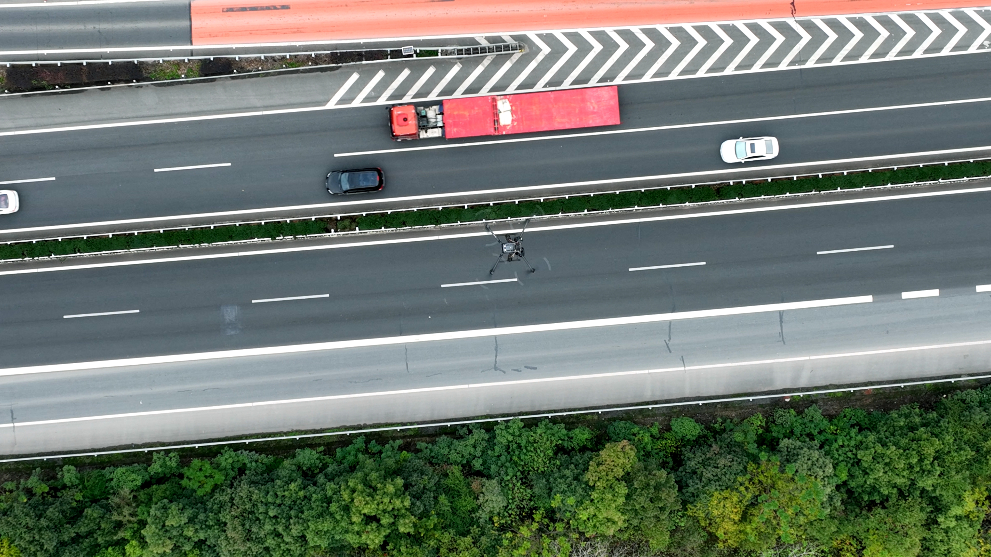 交通無人機(jī)的應(yīng)用與優(yōu)勢，推動智慧交通管理革新